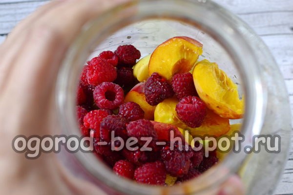 병 속의 과일과 열매