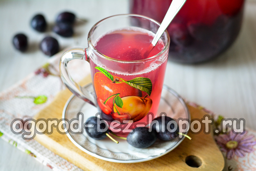 씨앗이 있는 자두 설탕에 절인 과일