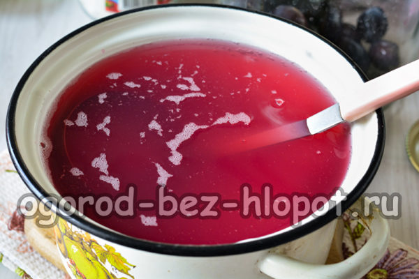 설탕에 절인 과일을 냄비에 붓는다