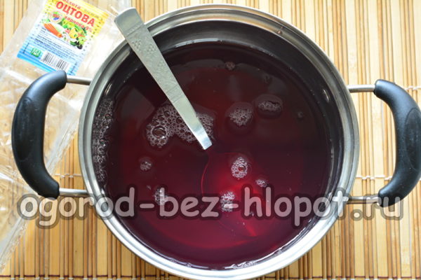 물을 냄비에 붓다