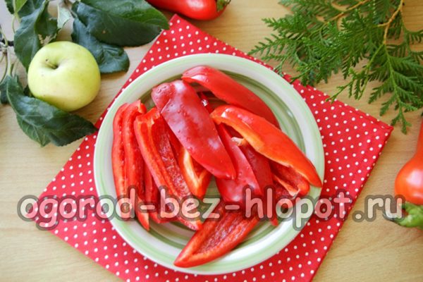 고추 껍질을 벗기고 다진다