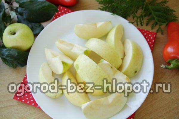 사과 껍질을 벗기고 다진다