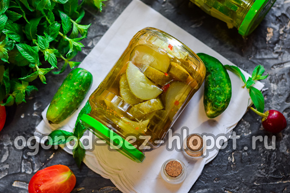 겨울철 칠리 케첩을 곁들인 오이 슬라이스