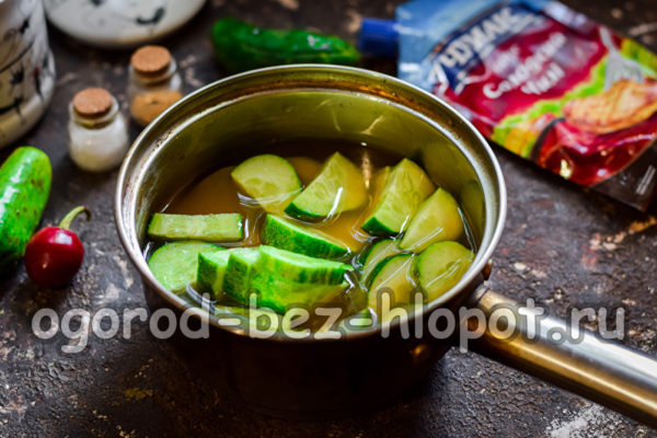 오이를 매리네이드에 담그다