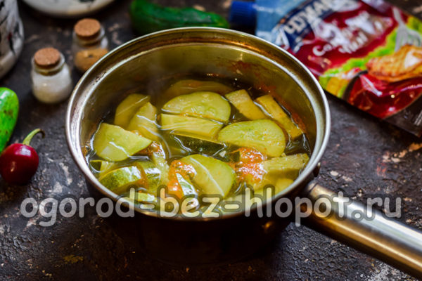 끓이고 식초를 첨가한다