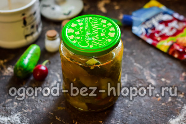 케첩을 곁들인 오이가 준비되었습니다