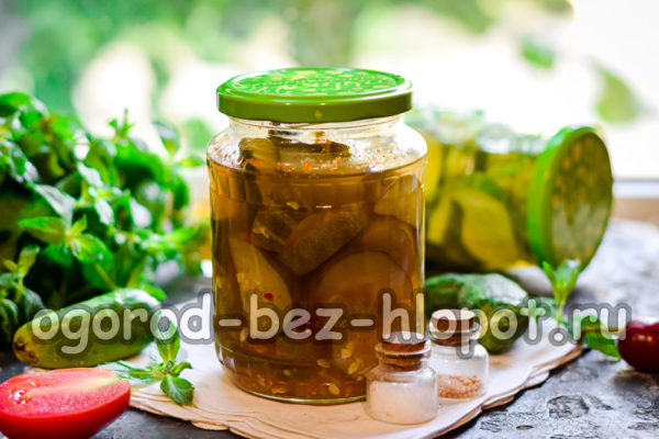 겨울철 칠리 케첩을 곁들인 오이 슬라이스