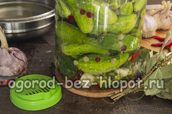 오이 위에 끓는 물을 붓는다