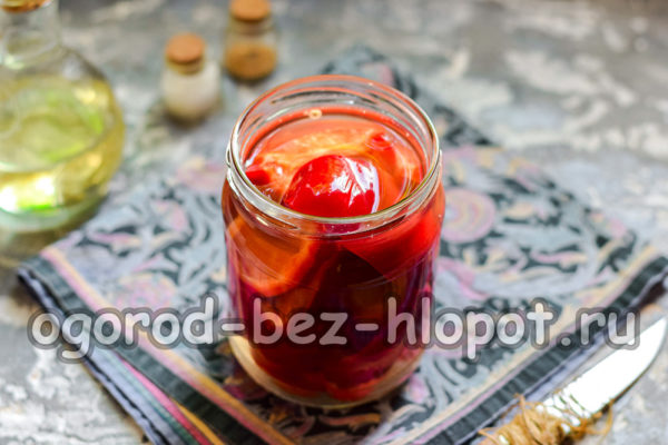 고추 위에 매리네이드를 붓는다