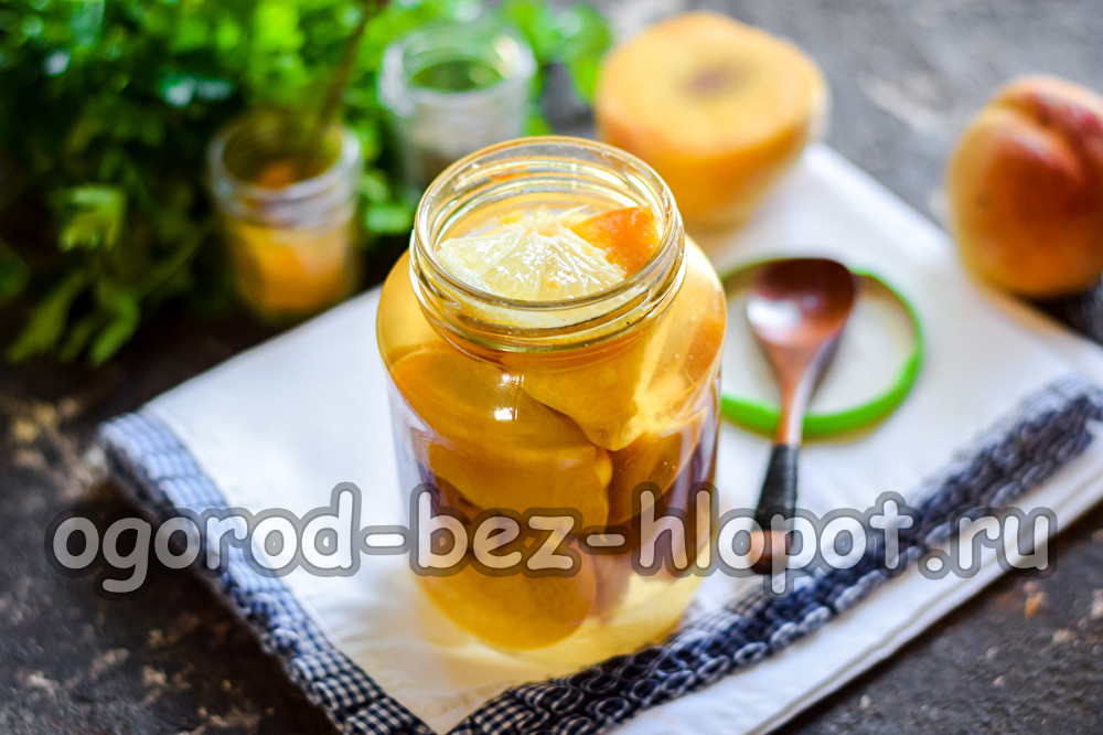 겨울 동안 시럽에 담긴 복숭아