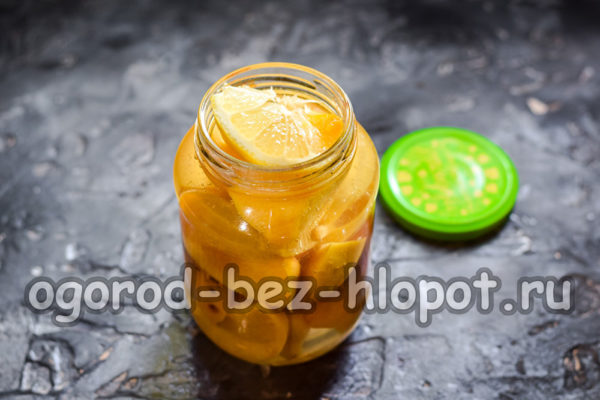 복숭아 위에 시럽을 붓다