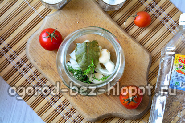 향신료와 양파를 항아리에 담다