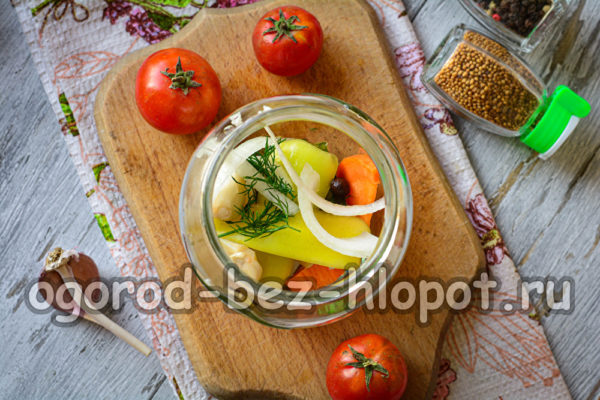 병에 담긴 향신료와 야채