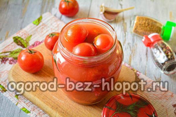 토마토 위에 매리네이드를 붓는다