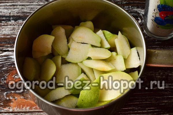 배 껍질을 벗기고 다진다