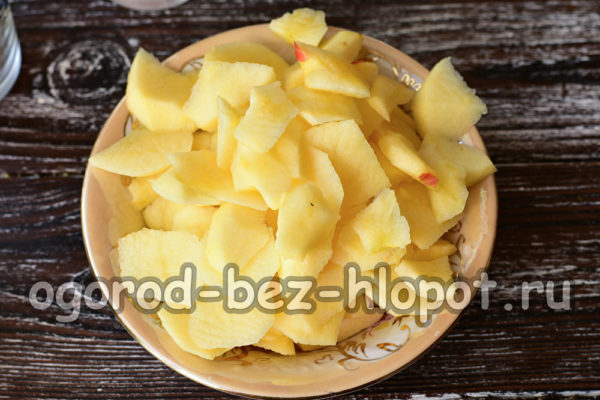 사과 껍질을 벗기고 다진다