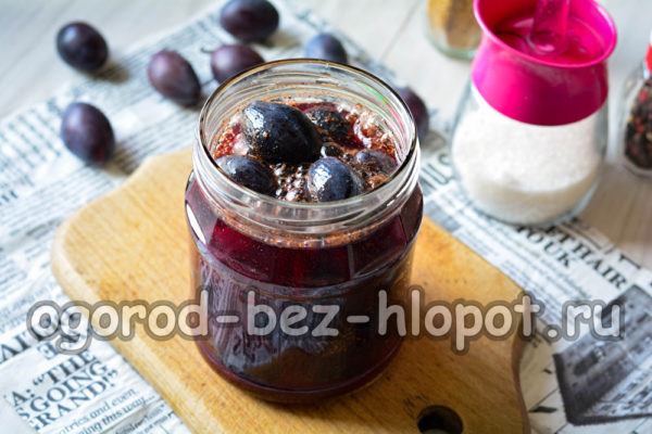 매실 위에 매리네이드를 붓는다