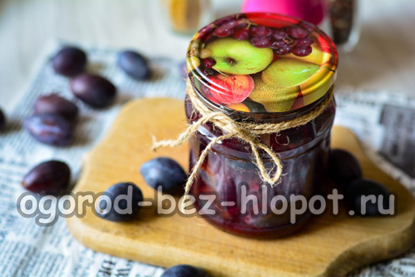 계피를 곁들인 향신료 자두