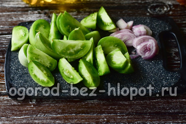 토마토와 양파를 다진다