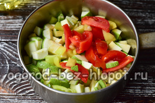 야채를 국자에 담다