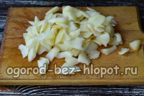 배 껍질을 벗기고 다진다