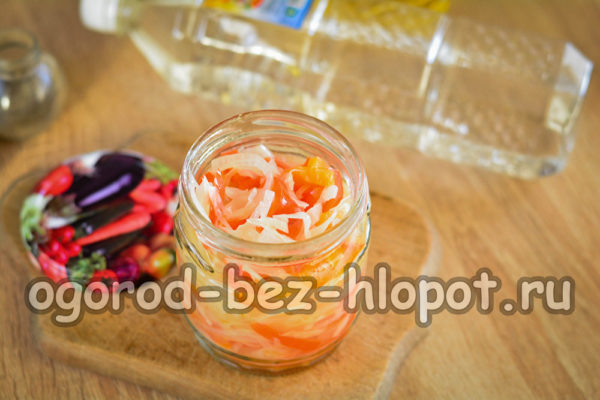 샐러드를 멸균된 병에 담다