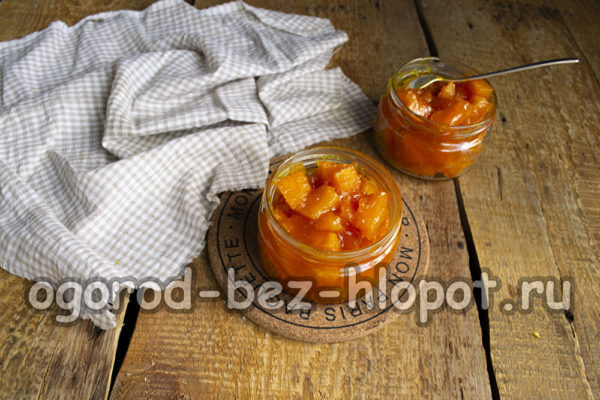 시럽을 병에 붓다