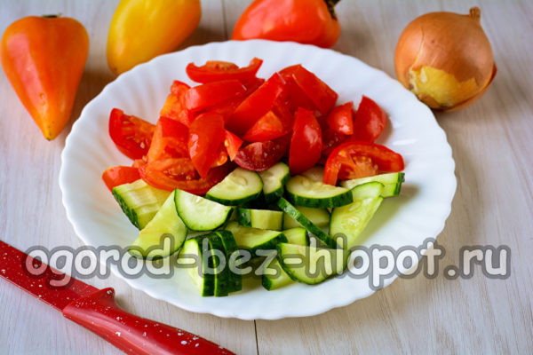 오이와 토마토를 자르다