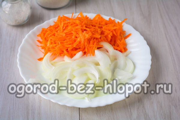 양파를 다지고 당근을 갈아주세요