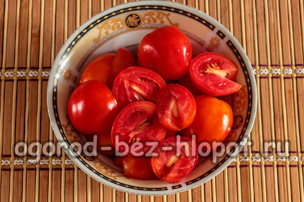 토마토를 씻어서 자른다