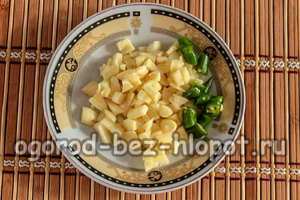 마늘과 고추를 다진다