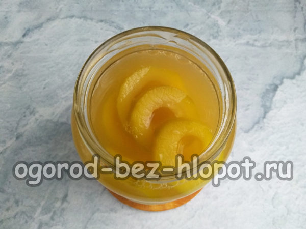 호박 위에 시럽을 붓는다