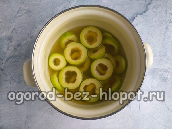 호박을 시럽에 넣고 끓이다