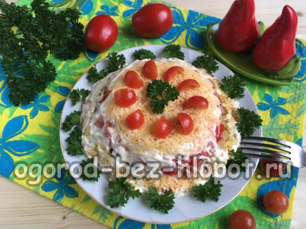 토마토, 치즈, 크루통, 계란으로 만든 미니 샐러드