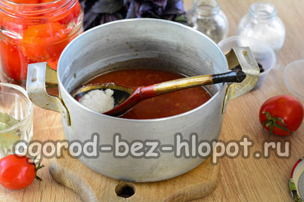 아지카를 끓인 후 소금과 설탕을 넣습니다.