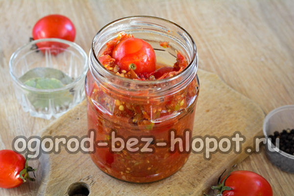 토마토 위에 아지카를 붓다