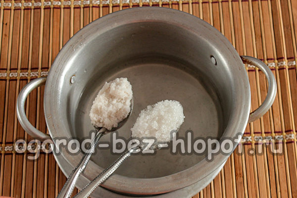 물에 소금과 설탕을 넣으세요