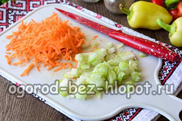 당근과 양파를 다진다