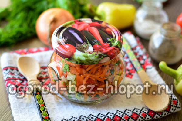 토마토, 고추, 당근으로 만든 양배추 수프 드레싱