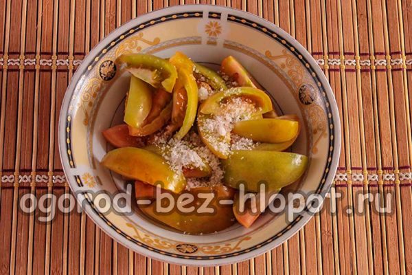 토마토에 소금을 뿌린다