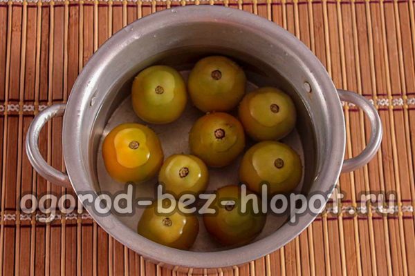 토마토 위에 끓는 물을 붓는다