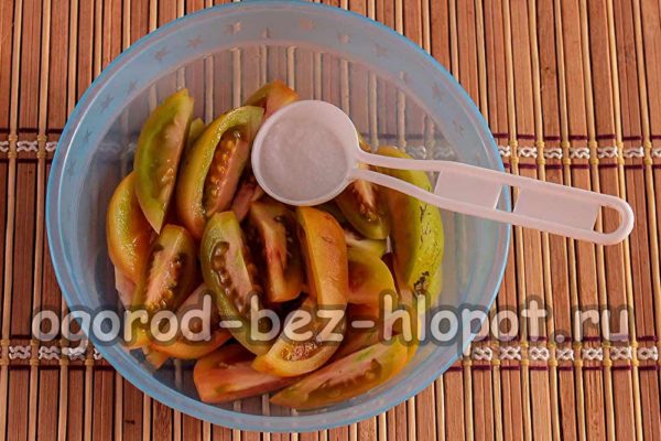 토마토에 소금을 뿌린다