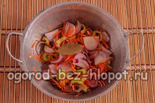 가마솥에 야채와 향신료