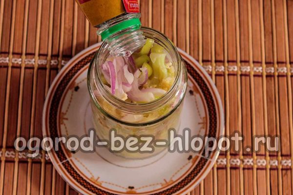 항아리에 야채를 채우고 기름을 붓습니다.