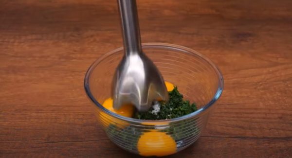 시금치와 노른자를 섞는다