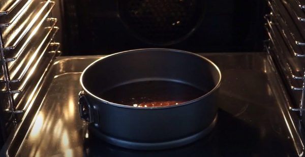 틀에 넣은 반죽