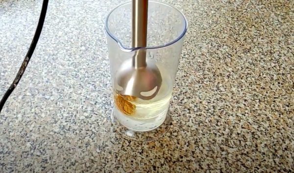 블렌더로 갈아줍니다