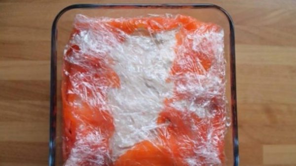 필름으로 감싸다