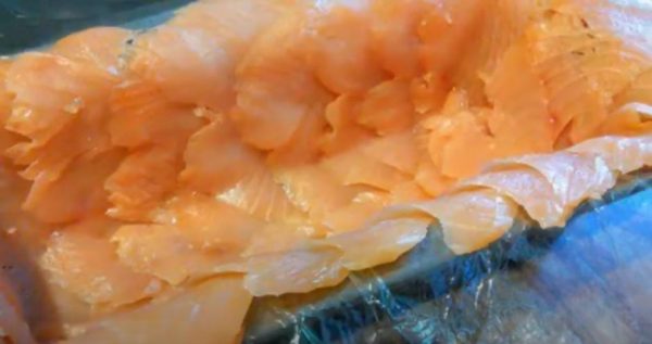 우리는 연어를 펼쳐 놓는다