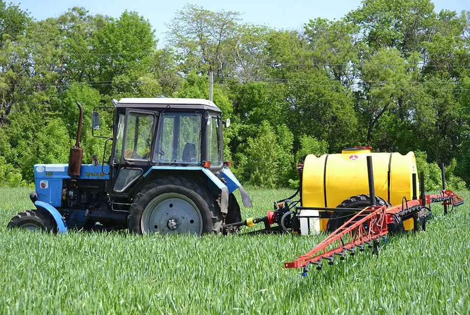 분무기가 달린 트랙터